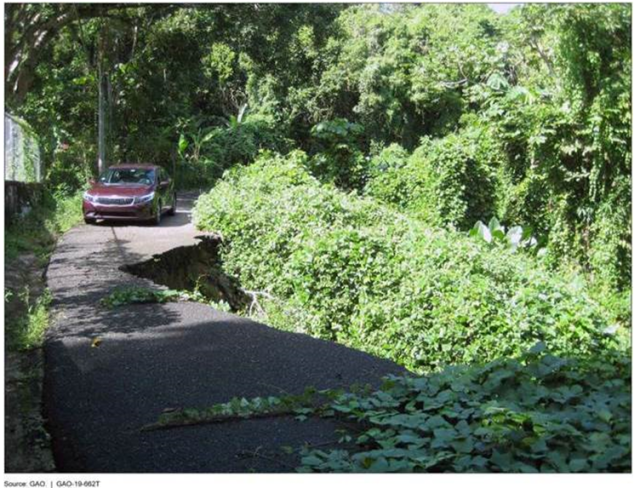 Tramo de carretera dañada cerca de Maricao, Puerto Rico